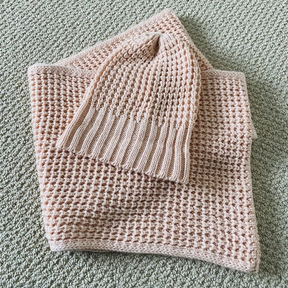 Ann Taylor LOFT hat/scarf set - Picture 3 of 6